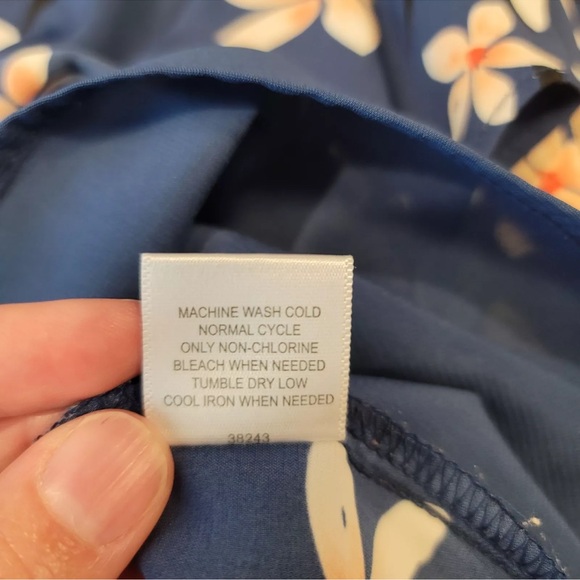 Anthropologie 41 Hawthorn Floral Cap Sleeve Blouse
Color - Blue Pink size S - Picture 6 of 7